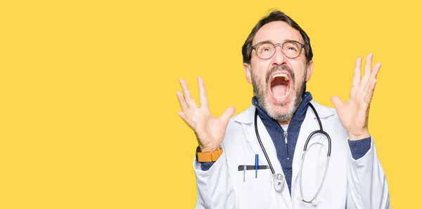 Schöner Arzt Mittleren Alters Medizinischem Mantel Verrückt Und Verrückt Schreiend — Stockfoto