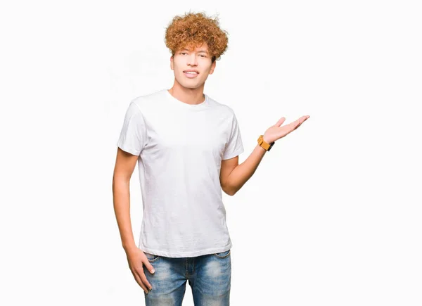 Mladý Pohledný Muž Afro Vlasy Nosí Ležérní Bílé Tričko Úsměvem — Stock fotografie