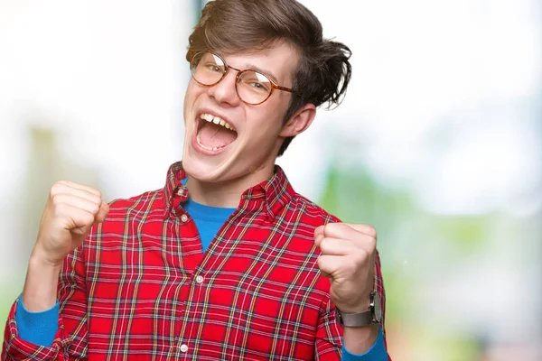 Homem Bonito Jovem Usando Óculos Sobre Fundo Isolado Muito Feliz — Fotografia de Stock