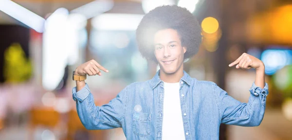 Giovane Uomo Afro Americano Con Capelli Afro Guardando Fiducioso Con — Foto Stock