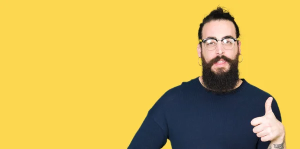 Giovane Hipster Uomo Con Capelli Lunghi Barba Con Gli Occhiali — Foto Stock