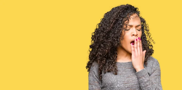 Jonge Mooie Vrouw Met Krullend Haar Dragen Grijze Trui Vervelen — Stockfoto