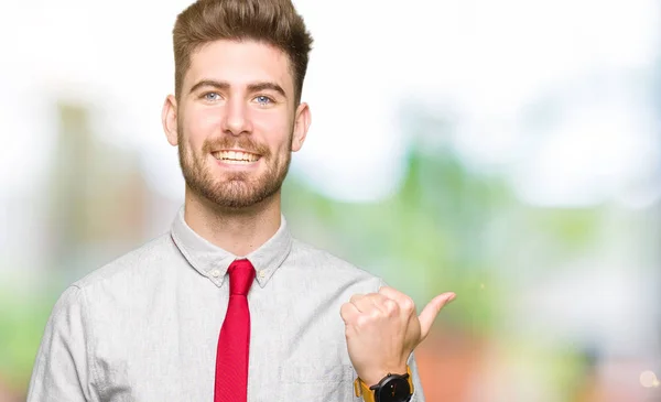 Joven Hombre Negocios Guapo Sonriendo Con Cara Feliz Mirando Señalando —  Fotos de Stock