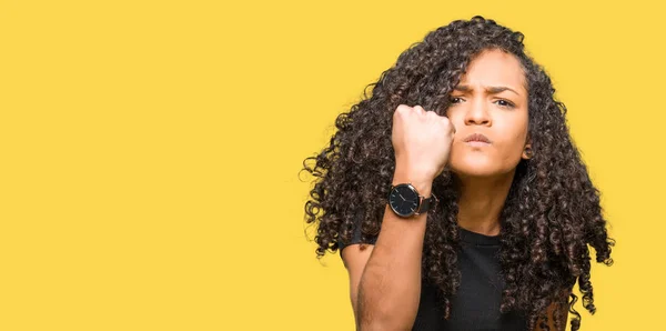 Giovane Bella Donna Con Capelli Ricci Arrabbiato Pazzo Alzando Pugno — Foto Stock