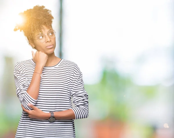 Hermosa Mujer Afroamericana Joven Con Gafas Sobre Fondo Aislado Con —  Fotos de Stock