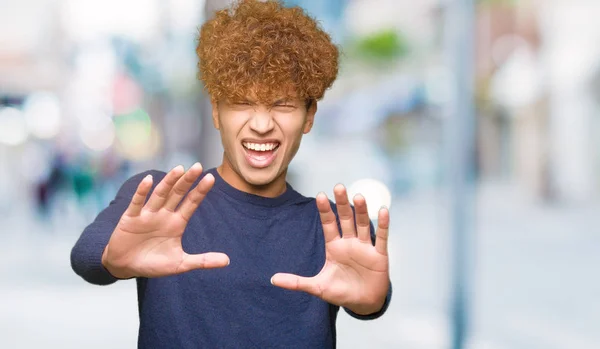 Junger Gutaussehender Mann Mit Afro Haaren Ängstlich Und Verängstigt Mit — Stockfoto