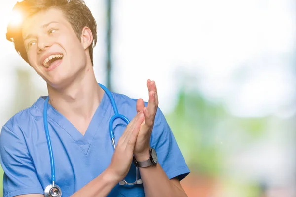 Unga Läkare Bär Medicinsk Uniform Över Isolerade Bakgrund Klappa Och — Stockfoto