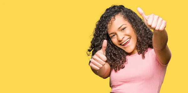 Wanita Cantik Dengan Rambut Keriting Mengenakan Kaos Merah Muda Menyetujui — Stok Foto