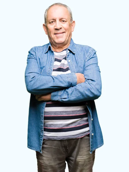 Denim ceket ile mutlu yüz gülümseyen giymiş yakışıklı komuta sizde silah kameraya bakarak geçti. Olumlu bir kişi.