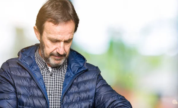 Orta Çağ yakışıklı adam kış ceket giyiyor bilek saatindeki saati kontrol etme, rahat ve emin