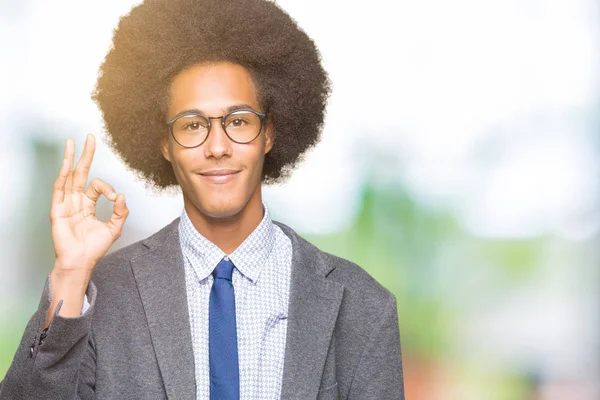 아프로 손가락으로 사인을 긍정적인 미소를 아프리카계 미국인 비즈니스 성공적인 — 스톡 사진