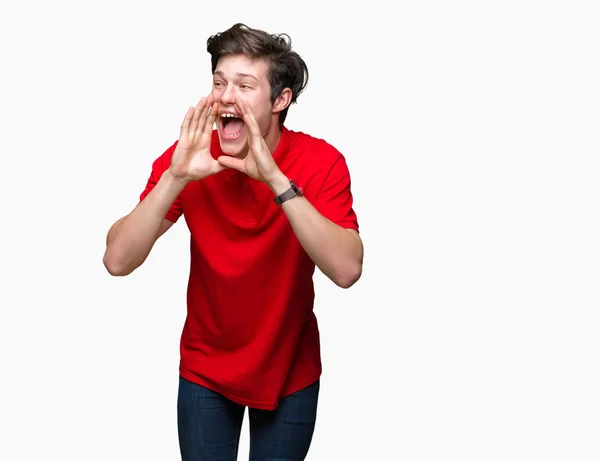 Jovem Bonito Homem Vestindo Vermelho Shirt Sobre Isolado Fundo Gritando — Fotografia de Stock