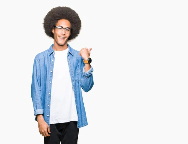 Giovane Uomo Afro Americano Con Capelli Afro Indossando Occhiali Sorridenti — Foto Stock