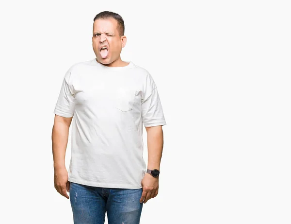 Orta Yaş Arap Adam Wearig Beyaz Shirt Dilini Izole Arka — Stok fotoğraf