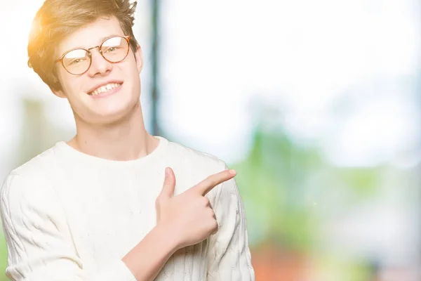 Junger Gutaussehender Mann Mit Brille Vor Isoliertem Hintergrund Fröhlich Mit — Stockfoto