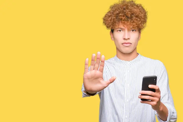 Joven Hombre Guapo Usando Teléfono Inteligente Con Mano Abierta Haciendo —  Fotos de Stock