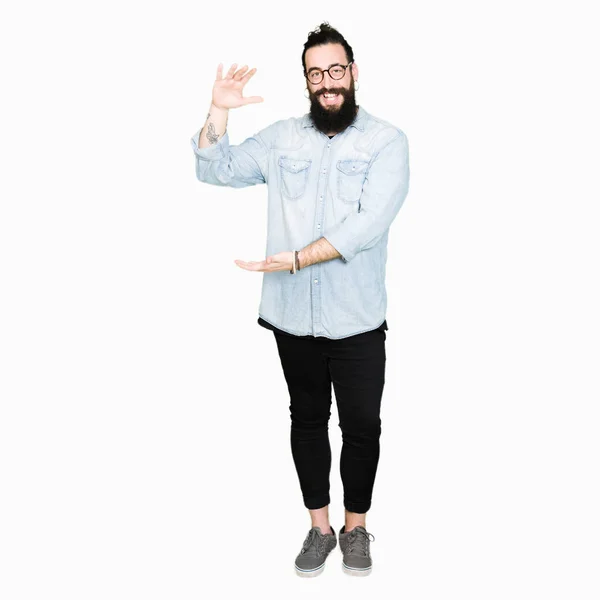 Jonge Hipster Man Met Lange Haren Baard Dragen Van Een — Stockfoto