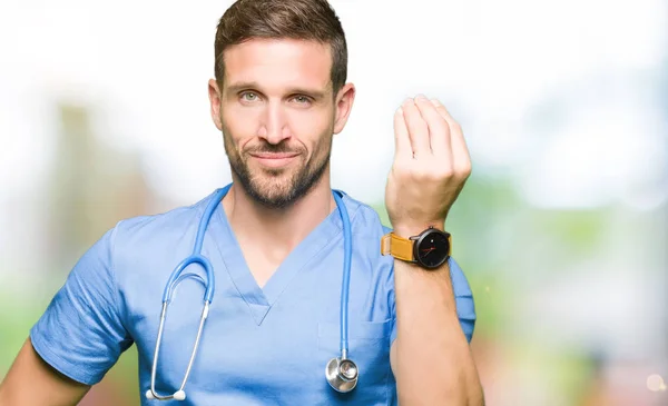 英俊的医生人穿医疗制服在被隔绝的背景做意大利手势用手和手指自信的表示 — 图库照片