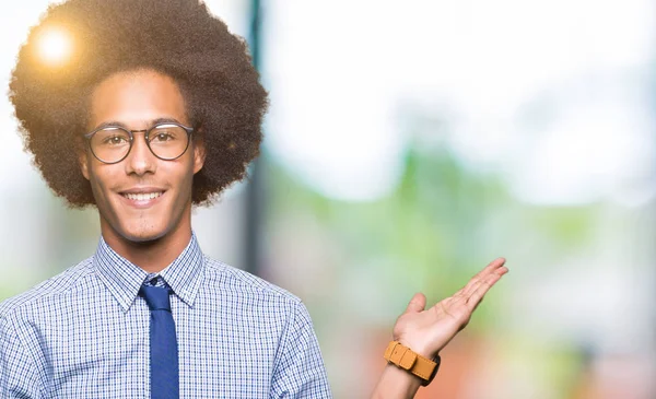 Unga Afroamerikanska Affärsman Med Afro Hår Glasögon Leende Glada Presentera — Stockfoto
