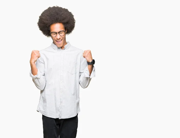 Jovem Afro Americano Com Cabelo Afro Vestindo Óculos Muito Feliz — Fotografia de Stock