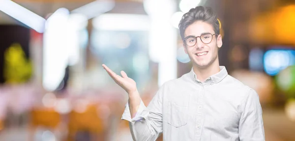 Jonge Knappe Man Die Een Bril Geïsoleerde Achtergrond Lacht Vrolijk — Stockfoto