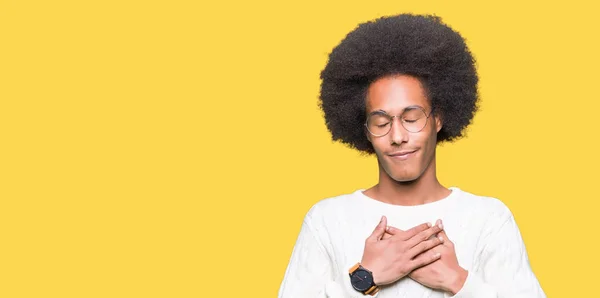 Unga Afroamerikanska Man Med Afro Hår Glasögon Leende Med Händerna — Stockfoto