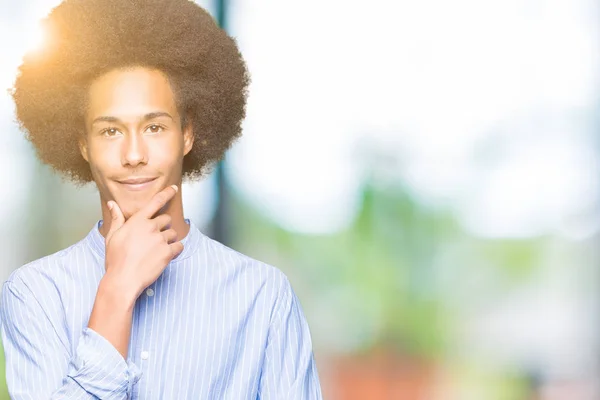 Молодий Афроамериканець Людиною Афро Волосся Дивлячись Впевнено Камеру Посмішкою Схрещеними — стокове фото
