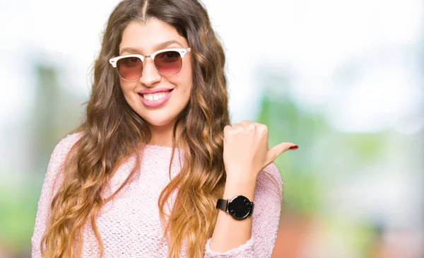 Joven Hermosa Mujer Con Gafas Sol Suéter Rosa Sonriendo Con —  Fotos de Stock