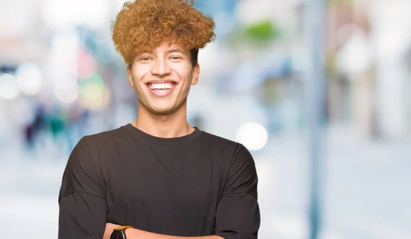 Ein Junger Gutaussehender Mann Mit Afro Haaren Trägt Ein Schwarzes — Stockfoto