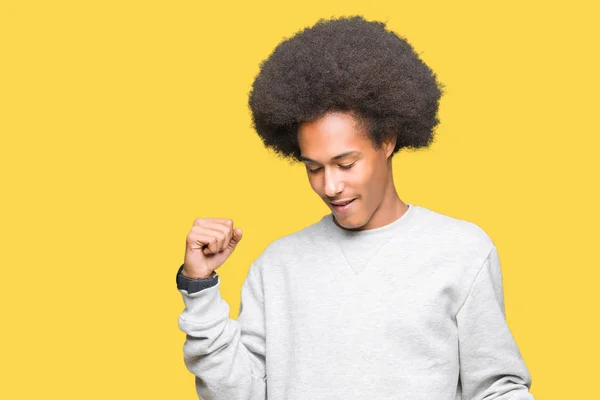 Junger Afrikanisch Amerikanischer Mann Mit Afro Haaren Sportlichem Sweatshirt Der — Stockfoto