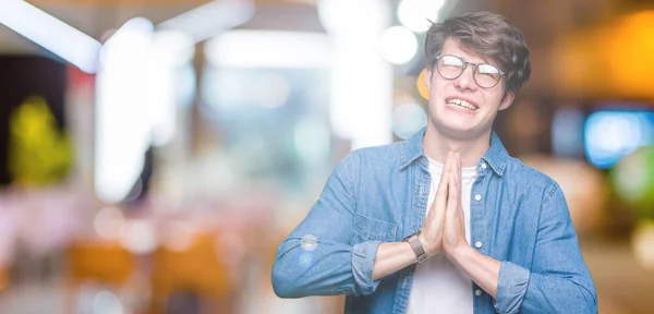 잘생긴 젊은이 감정적이 걱정에 손으로 기도하 안경을 — 스톡 사진