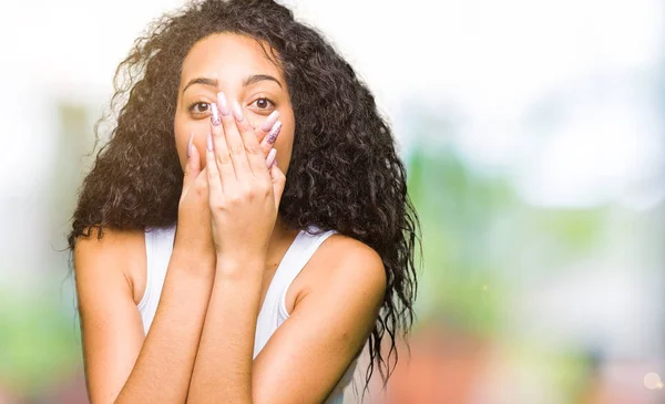 Jeune Belle Fille Aux Cheveux Bouclés Choqué Couvrant Bouche Avec — Photo