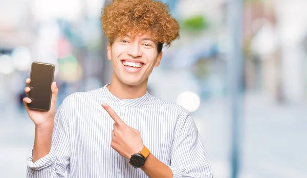 Jonge Knappe Man Tonen Smartphone Scherm Zeer Gelukkig Wijzend Met — Stockfoto