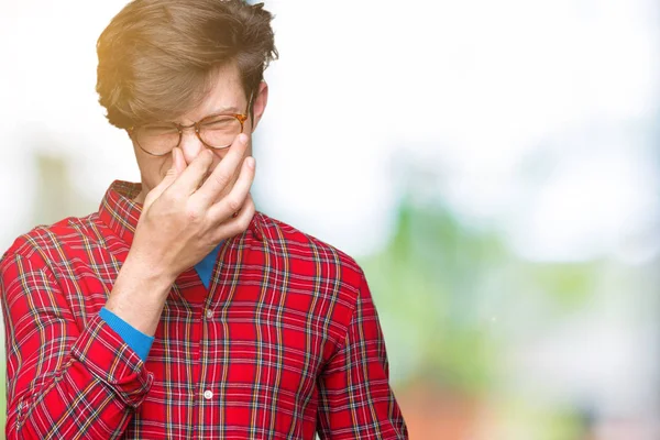 Gözlük takan bir şey pis ve iğrenç kokulu izole arka plan, dayanılmaz koku, holding nefes burun parmaklar ile yakışıklı delikanlı. Kötü kokuyor kavramı.