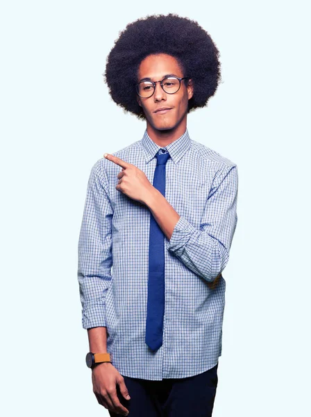 Fiatal Afro Amerikai Üzletember Afro Haj Viselt Szemüveg Mutatva Kéz — Stock Fotó