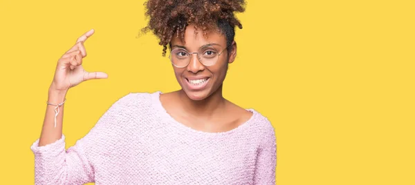 Hermosa Mujer Afroamericana Joven Con Gafas Sobre Fondo Aislado Sonriendo —  Fotos de Stock