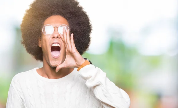 Mladý Američan Afričana Muž Afro Vlasy Nosí Brýle Křičí Ječí — Stock fotografie