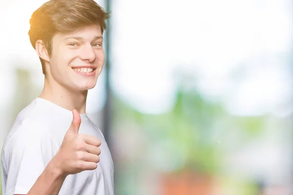 Jonge Knappe Man Dragen Casual Wit Shirt Geïsoleerde Achtergrond Gelukkig — Stockfoto