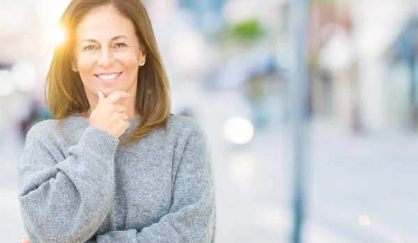 Mulher Meia Idade Bonita Vestindo Camisola Inverno Sobre Fundo Isolado — Fotografia de Stock