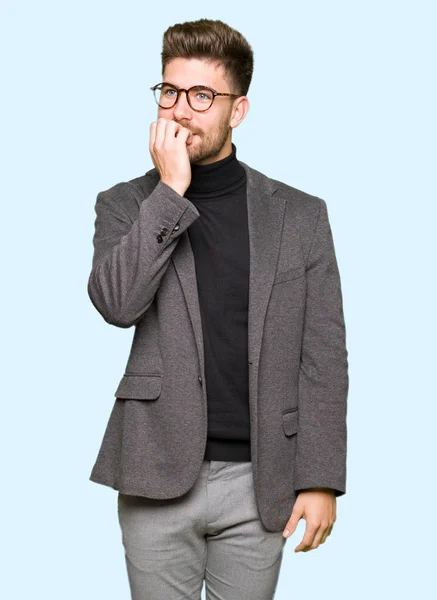 Junger Gutaussehender Geschäftsmann Mit Brille Der Gestresst Und Nervös Aussieht — Stockfoto