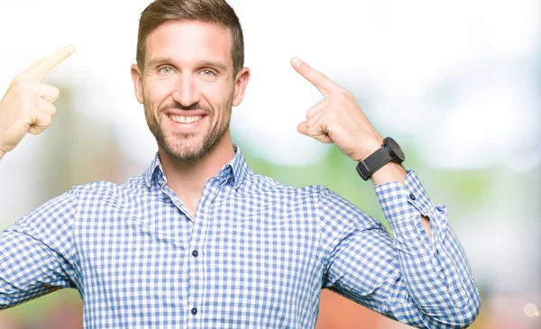 Hombre Negocios Guapo Con Ojos Azules Sonriendo Apuntando Cabeza Con —  Fotos de Stock