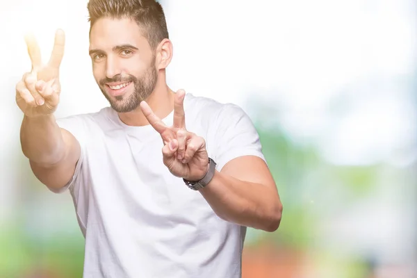 Jonge Man Dragen Casual Wit Shirt Geïsoleerde Achtergrond Glimlachend Zoek — Stockfoto