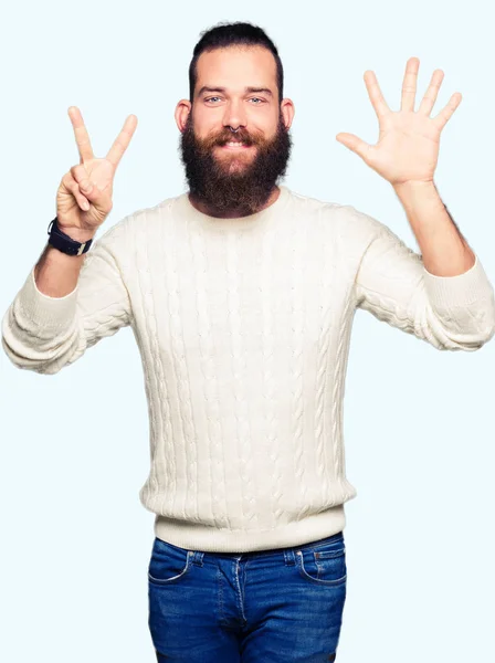 Homem Jovem Hipster Vestindo Camisola Inverno Mostrando Apontando Para Cima — Fotografia de Stock