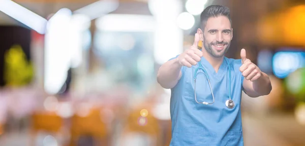 Gutaussehender Junger Arzt Chirurg Mann Mit Isoliertem Hintergrund Der Positive — Stockfoto