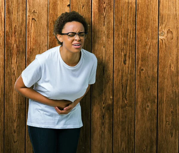 Schöne Junge Afrikanisch Amerikanische Frau Trägt Brille Über Isoliertem Hintergrund — Stockfoto