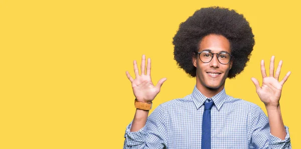 若いアフリカ系アメリカ人ビジネスの男性眼鏡を指で上向きの表示とアフロの髪と番号を自信を持って 幸せな笑みを浮かべている間 — ストック写真