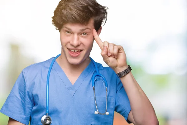 分離の上医療制服を着て若い医者背景笑顔が頭 つの指 素晴らしいアイデアや思考 良いメモリを指す — ストック写真