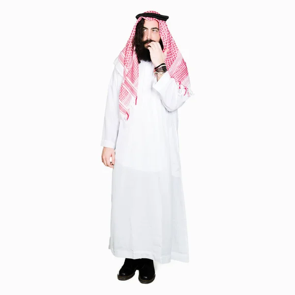 Arabian Affärsman Med Långt Hår Bär Traditionella Huvudbonaden Scarf Ser — Stockfoto