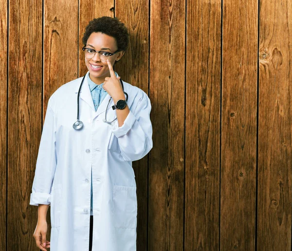 Fiatal Afro Amerikai Orvos Nőt Visel Orvosi Kabátot Elszigetelt Háttér — Stock Fotó