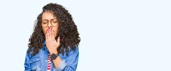 Jeune Belle Femme Aux Cheveux Bouclés Portant Des Lunettes Ennuyeux — Photo